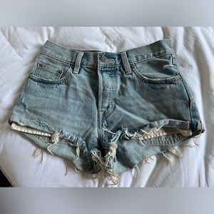Levi vintage denim shorts, mid rise. Size 25.